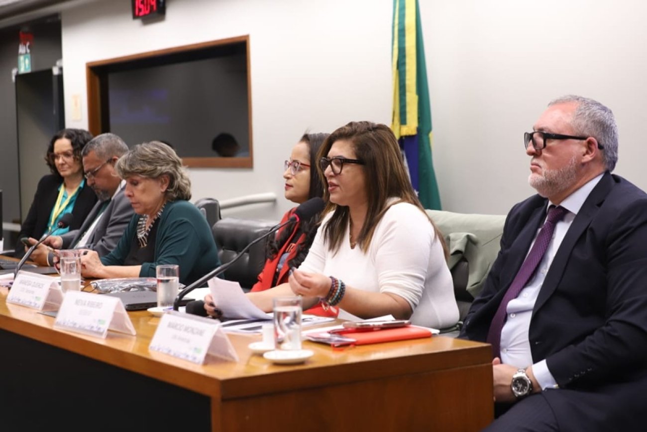 Imagem mostra mesa da audiência pública que denunciou as fraudes na contratação do Santander