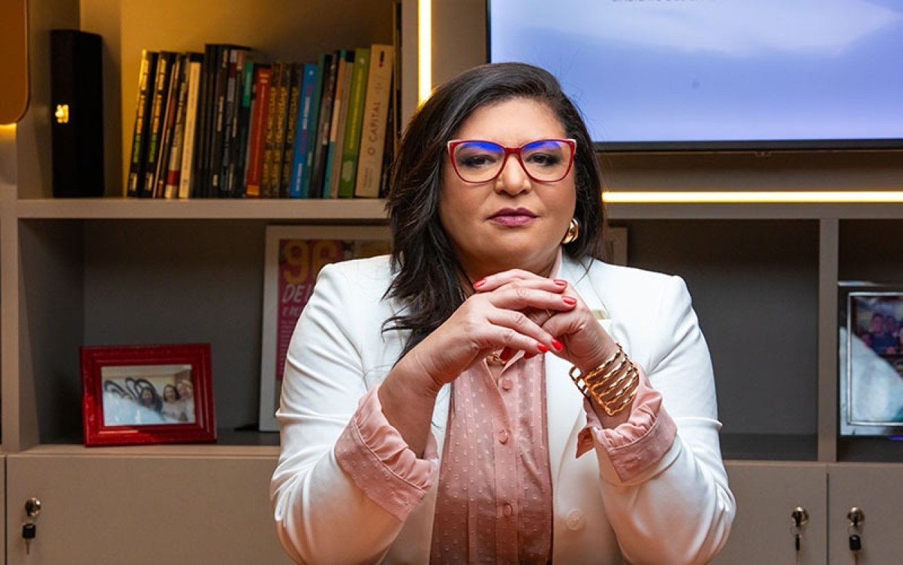 Neiva Ribeiro, presidenta do Sindicato dos Bancários de São Paulo, Osasco e Região Neiva Ribeiro, presidenta do Sindicato, veste uma blusa rosa e um blaser branco