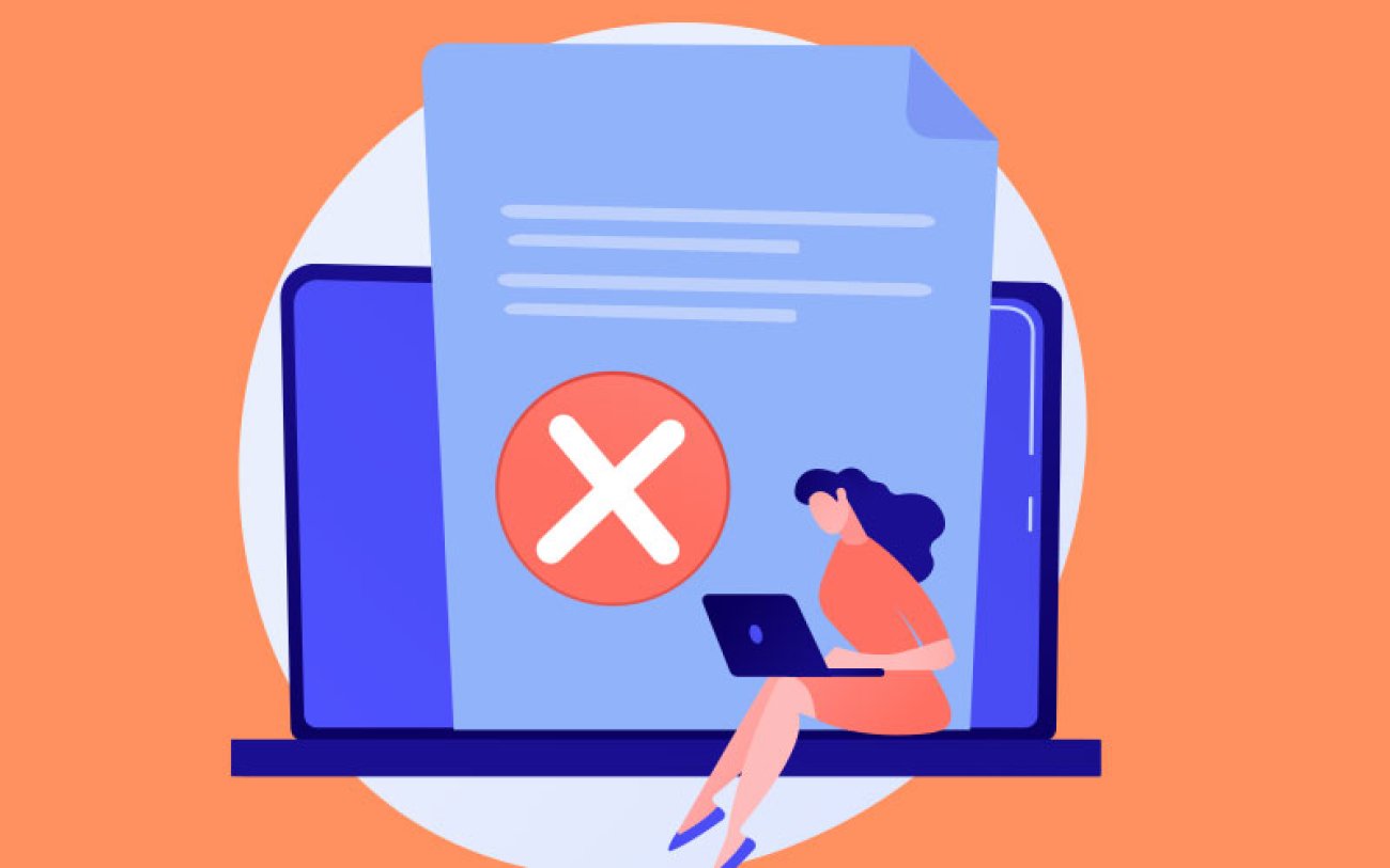 Imagem em desenho mostra uma mulher sentada sobre um notebook. A mulher é proporcionalmente menor que o computador. Em frente à tela do computador tem uma folha de papel de pé, representando um documento, que também tem um circulo vermelho com um "X" branco em seu interior, indicando "não"