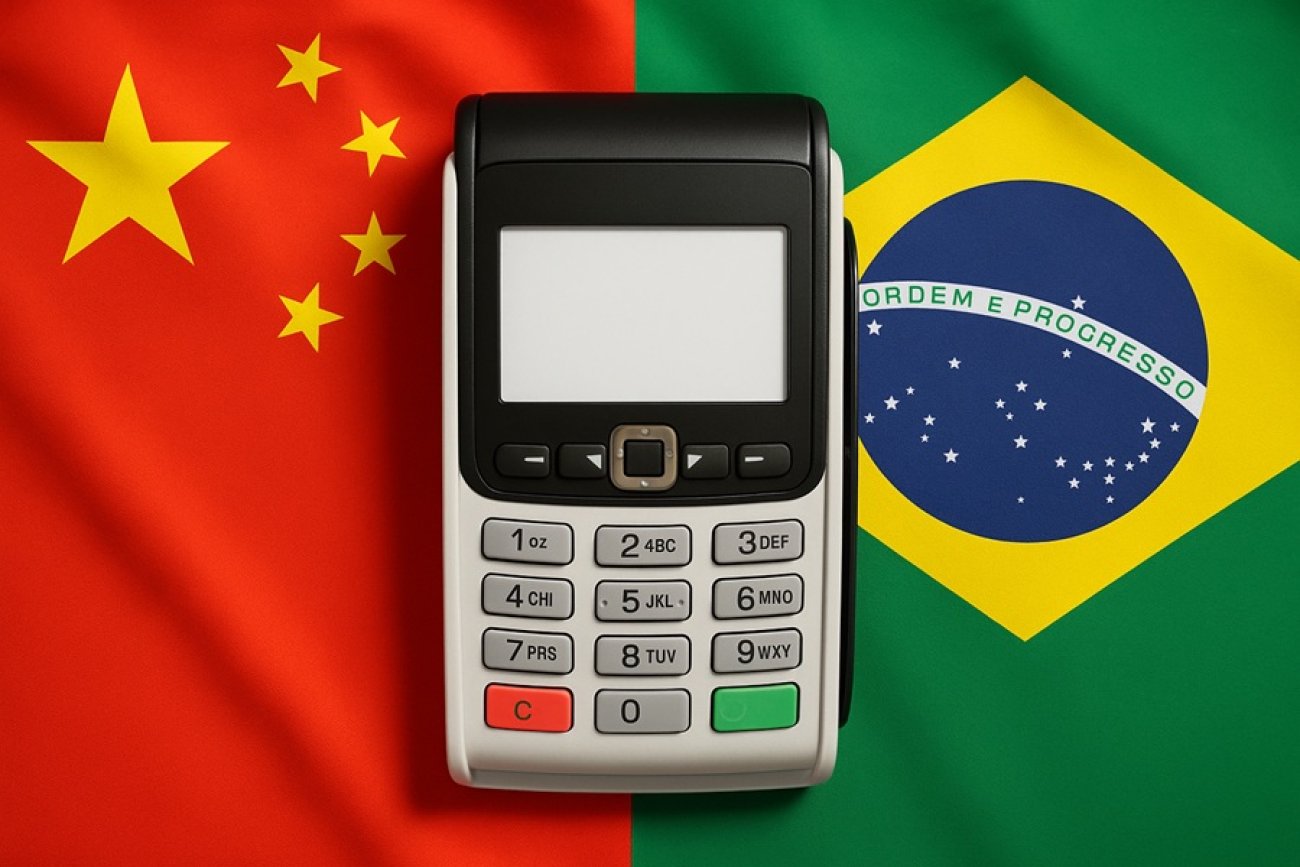 Imagem composta de uma máquina de cartões e, ao fundo, as bandeiras da China e do Brasil