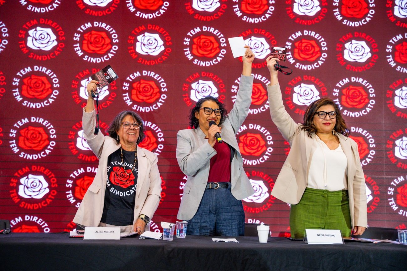 Da esq. para dir.: Ana Lúcia Pinto, secretária-geral da Fetec-CUT/SP, Aline Molina, presidenta da Fetec-CUT/SP e Neiva Ribeiro, presidenta do Sindicato dos Bancários de São Paulo, Osasco e Região (foto: Fetec-CUT/SP) Foto das dirigentes Ana Lúcia Pinto, secretária-geral da Fetec-CUT/SP, Aline Molina, presidenta da Fetec-CUT/SP e Neiva Ribeiro, presidenta do Sindicato