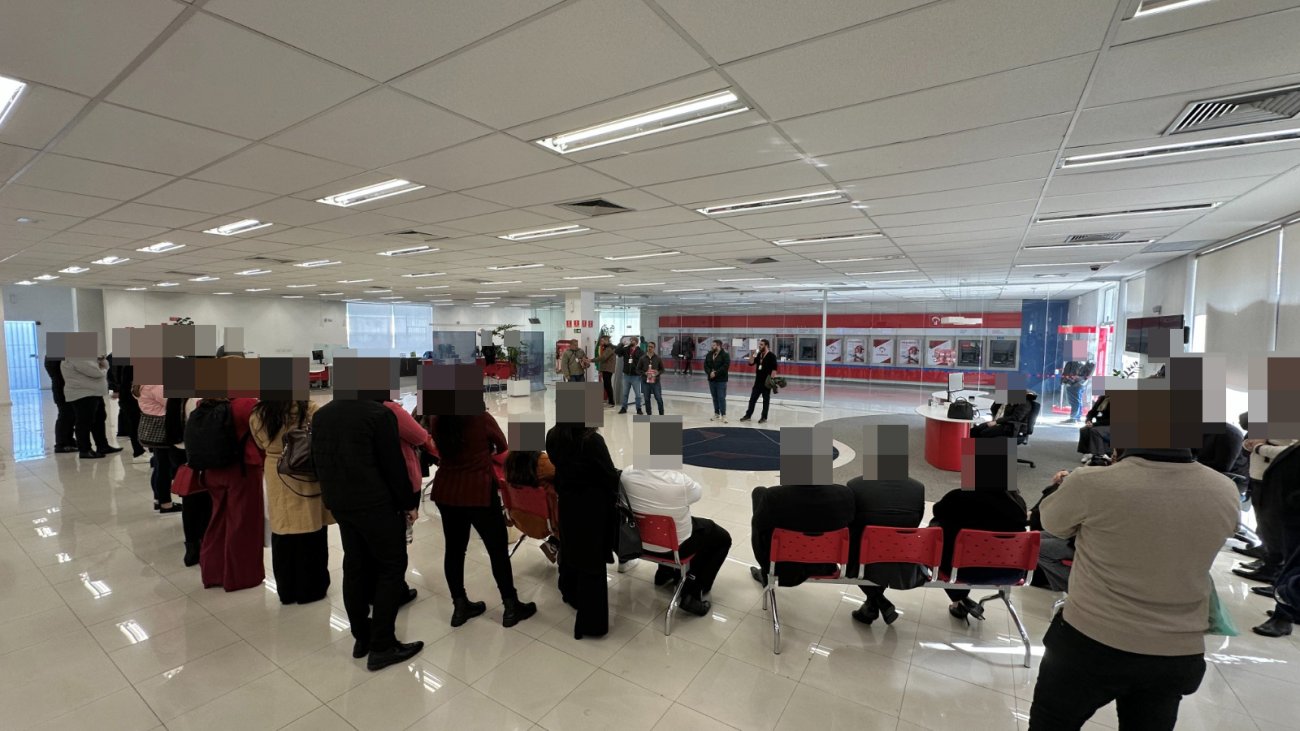 Dirigentes sindicais fizeram reunião com bancários para entender os problemas internos com demissão e fechamento de agências do Bradesco Fotografia mostra bancários reunidos com diretores do Sindicato