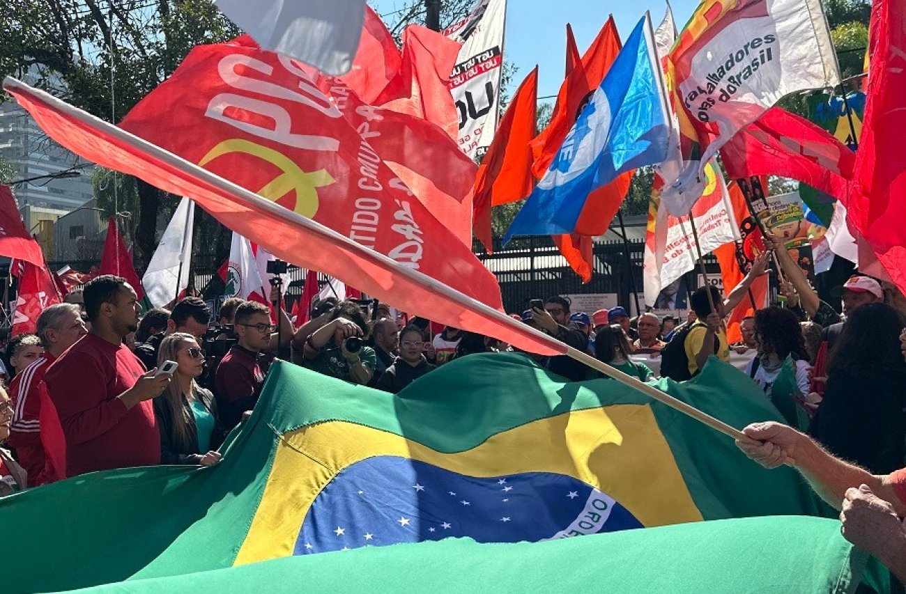 Imagem mostra manifestantes empunhando uma bandeira do Brasil durante protesto pela soberania nacional