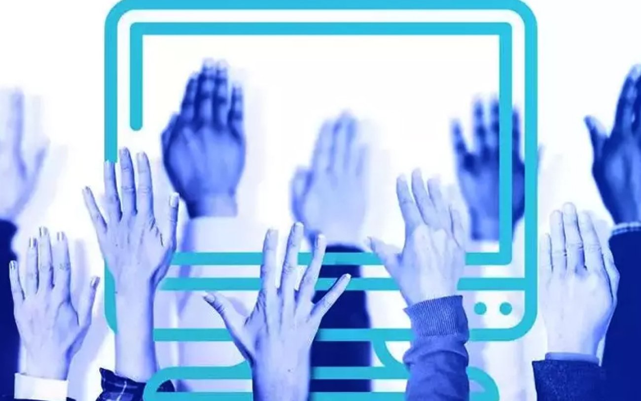 Arte: Freepik Imagem de mãos levantadas e no fundo uma tela de computador
