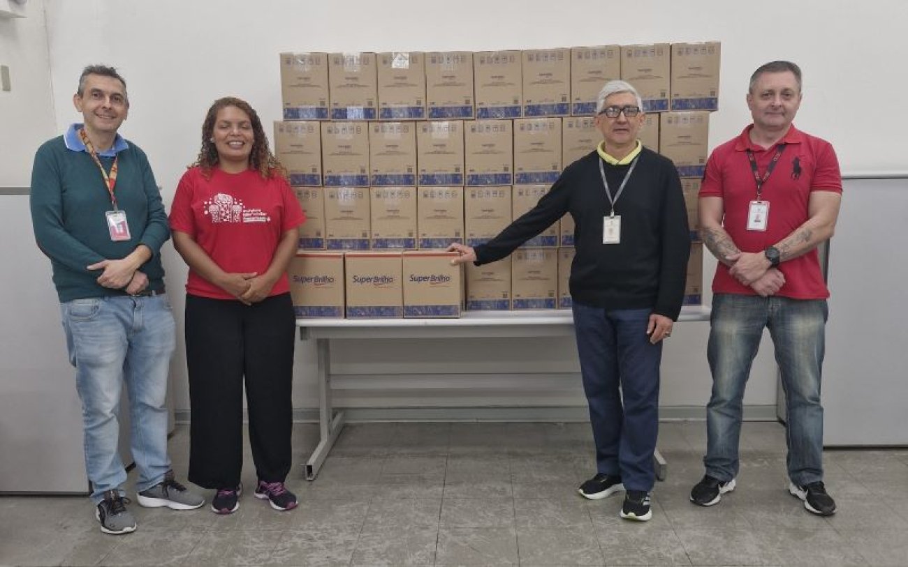 Foto: Seeb-SP Dirigentes do Sindicato posam com doações de cestas básicas para a campanha Bancário Solidário
