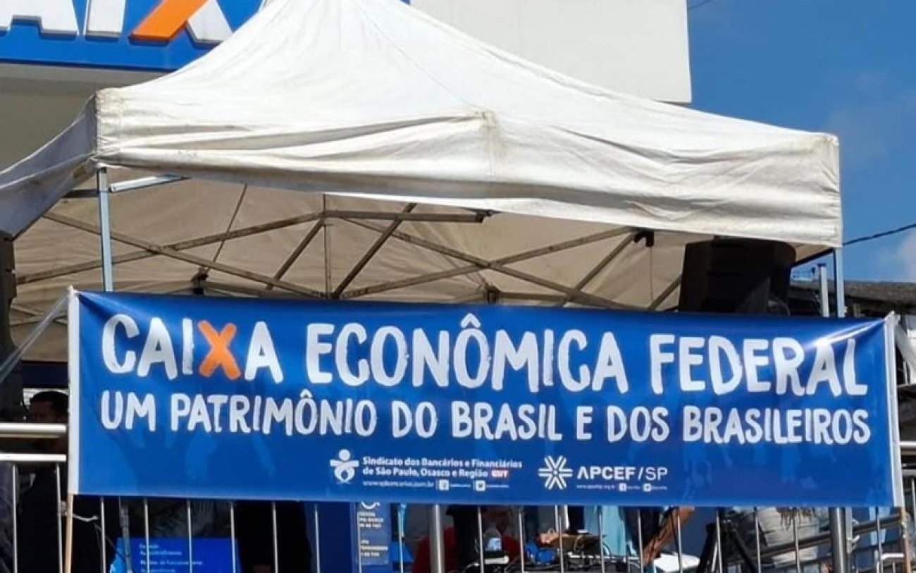 Mobilizações contra fechamento de agência da Caixa em Cipó-Guaçu vão continuar Foto da fachada da agência Caixa de Cipó-Guaçu com faixa de protesto do Sindicato