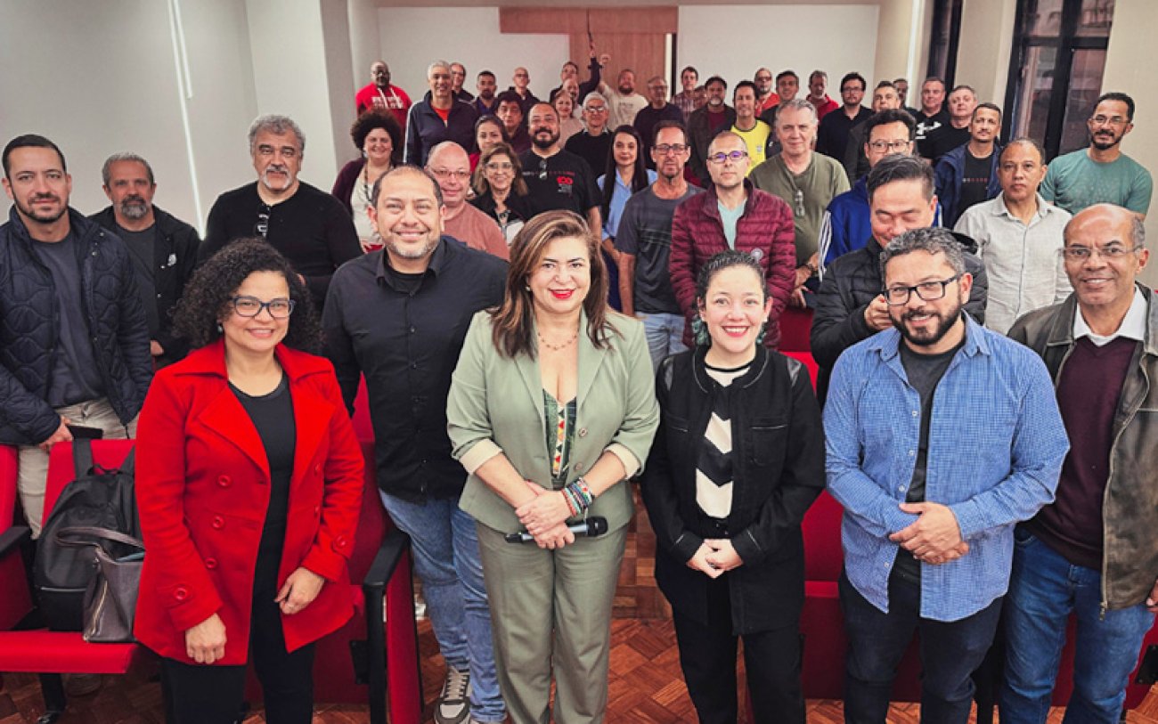 Encontro Estadual aprovou estratégias de luta que serão levadas ao Encontro Nacional, no dia 22 de agosto (foto: Seeb-SP) Dirigentes do Bradesco posam para a foto no Encontro Estadual de Funcionários do banco