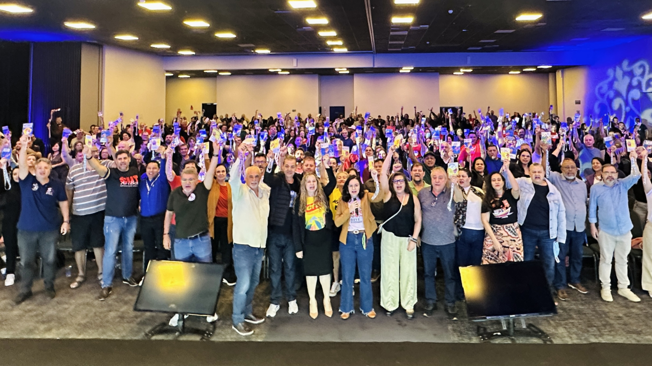 Foto dos delegados e delegadas da 27ª Conferência Nacional dos Bancáriosvotando