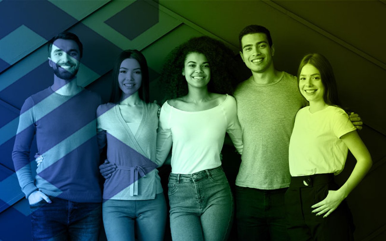 Imagem mostra pessoas lado a lado abraçadas. A imagem tem um filtro azul e amarelo com o logo do Banco do Brasil