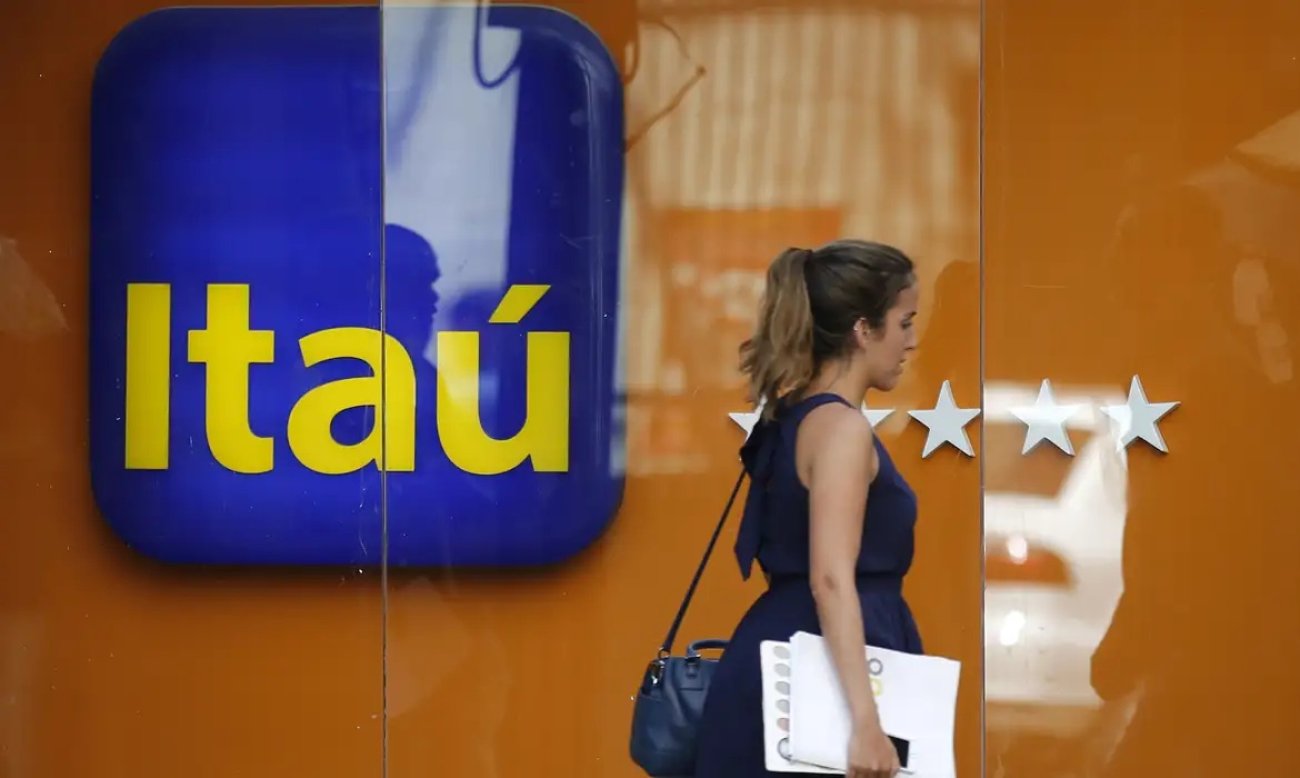 Foto: Reuters/Sergio Moraes/Direitos Reservados Fachada do Itaú com uma mulher loirando passando em frente