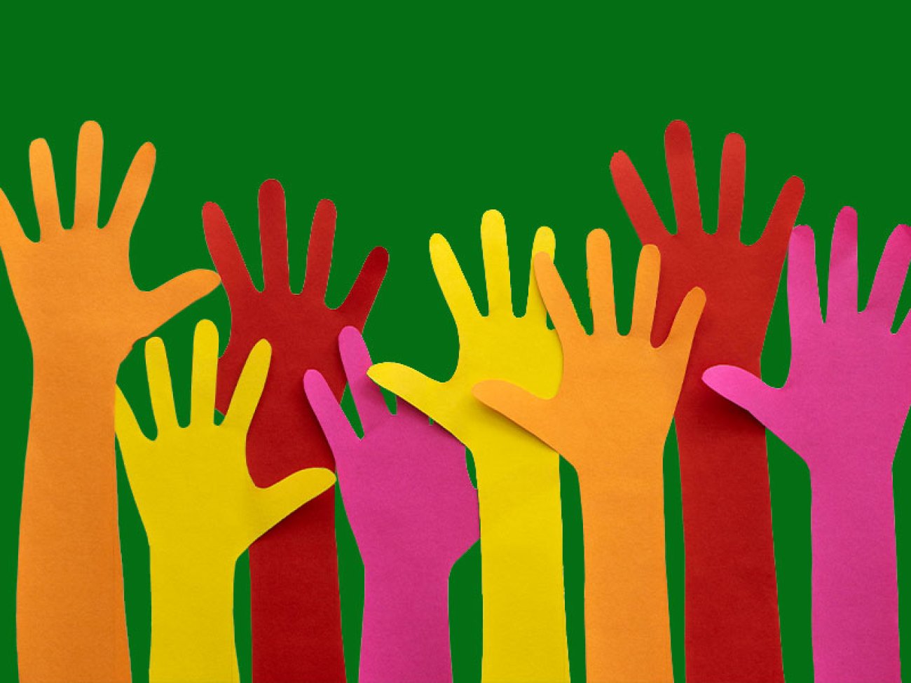 Imagem: Freepik Imagem de mãos, de diversas cores, em fundo verde, levantadas para o alto