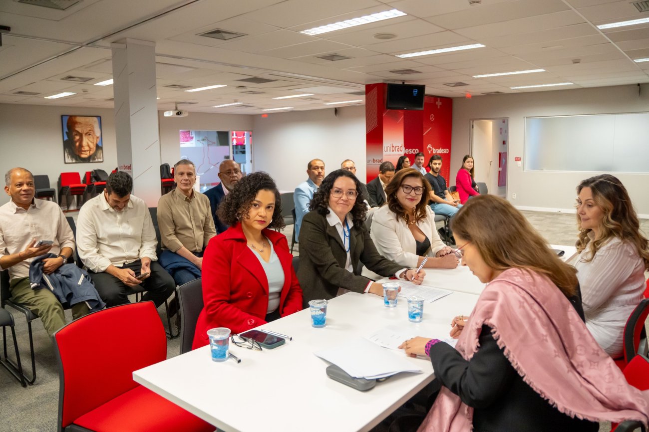 Da esq. para dir.: Erica de Oliveira, coordenadora da COE Bradesco; Juvandia Moreira, presidenta da Contraf; e Neiva Ribeiro, presidenta do Sindicato (foto: Seeb-SP) Da esq. para dir.: Erica de Oliveira, coordenadora da COE Bradesco; Juvandia Moreira, presidenta da Contraf; e Neiva Ribeiro, presidenta do Sindicato (foto: Seeb-SP)
