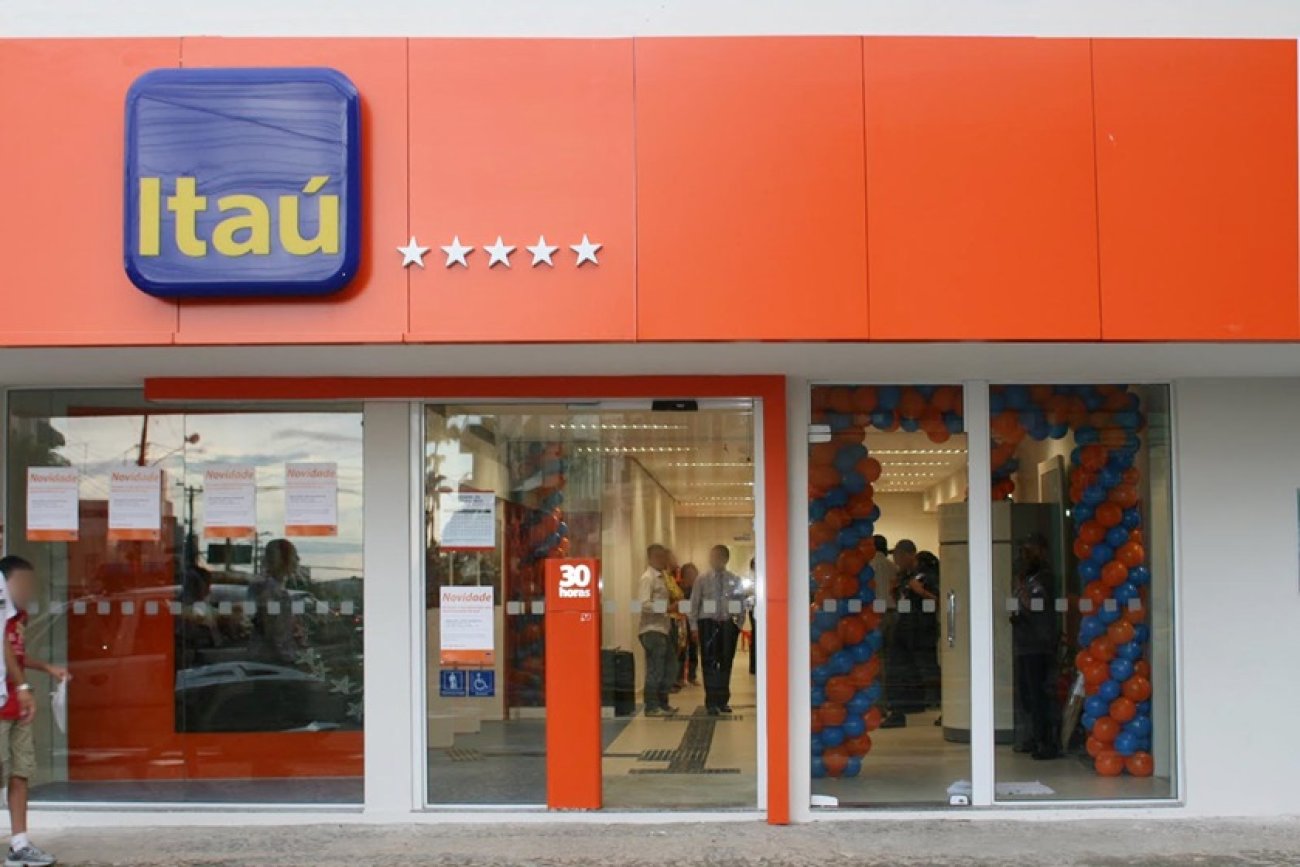 Itaú descumpre CCT e legislação ao demitir os cerca de mil trabalhadores em home office Fachada do banco Itaú