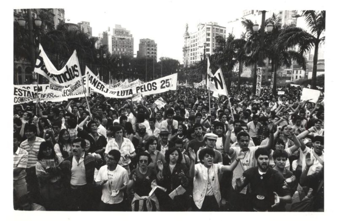 (Foto: Seeb-SP/Cedoc) Fotografia de mobilização de rua na greve de 1985 (Foto: Seeb-SP/Cedoc)
