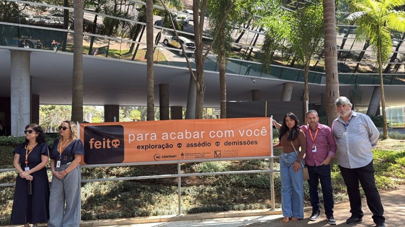 Imagem mostra dirigentes protestando em frente ao prédio BBA