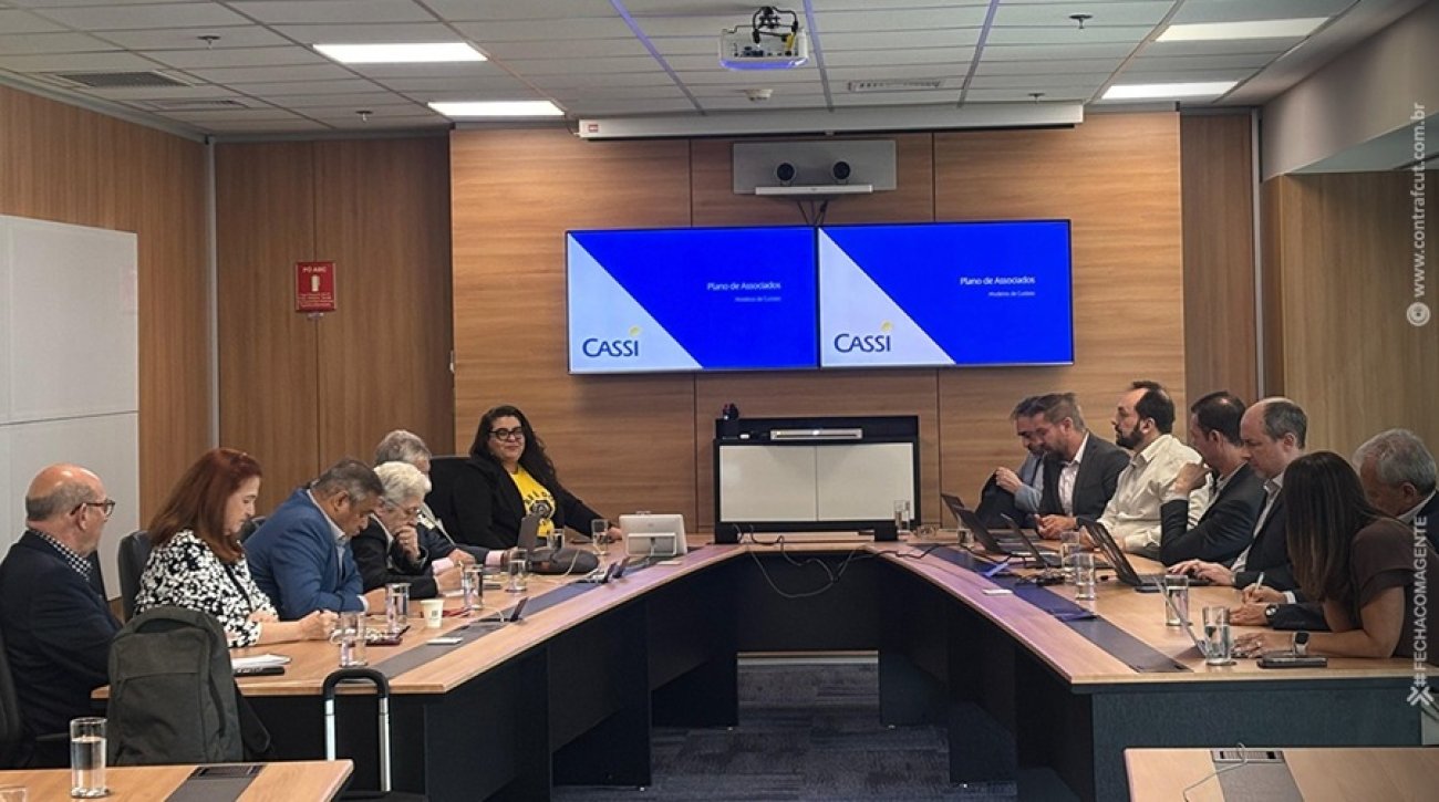 Imagem mostra sala de reunião