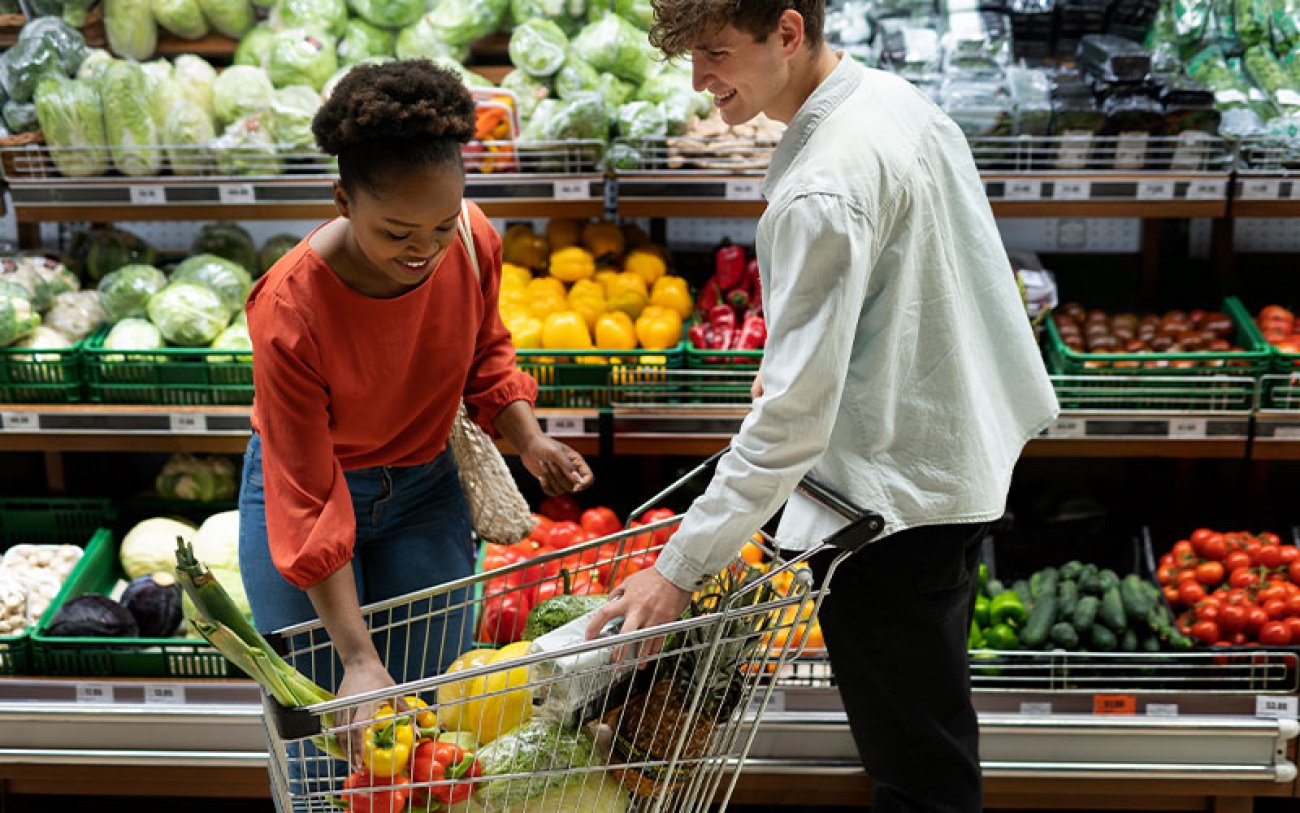 Imagem mostra casal fazendo comprar em um mercado
