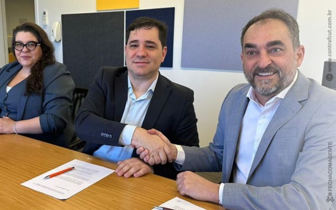 Fernanda Lopes e Gustavo Tabatinga Jr., representantes da Contraf-CUT, durante reunião com Cláudio Said, presidente da CASSI Fernanda Lopes e Gustavo Tabatinga Jr., representantes da Contraf-CUT, durante reunião com Cláudio Said, presidente da CASSI