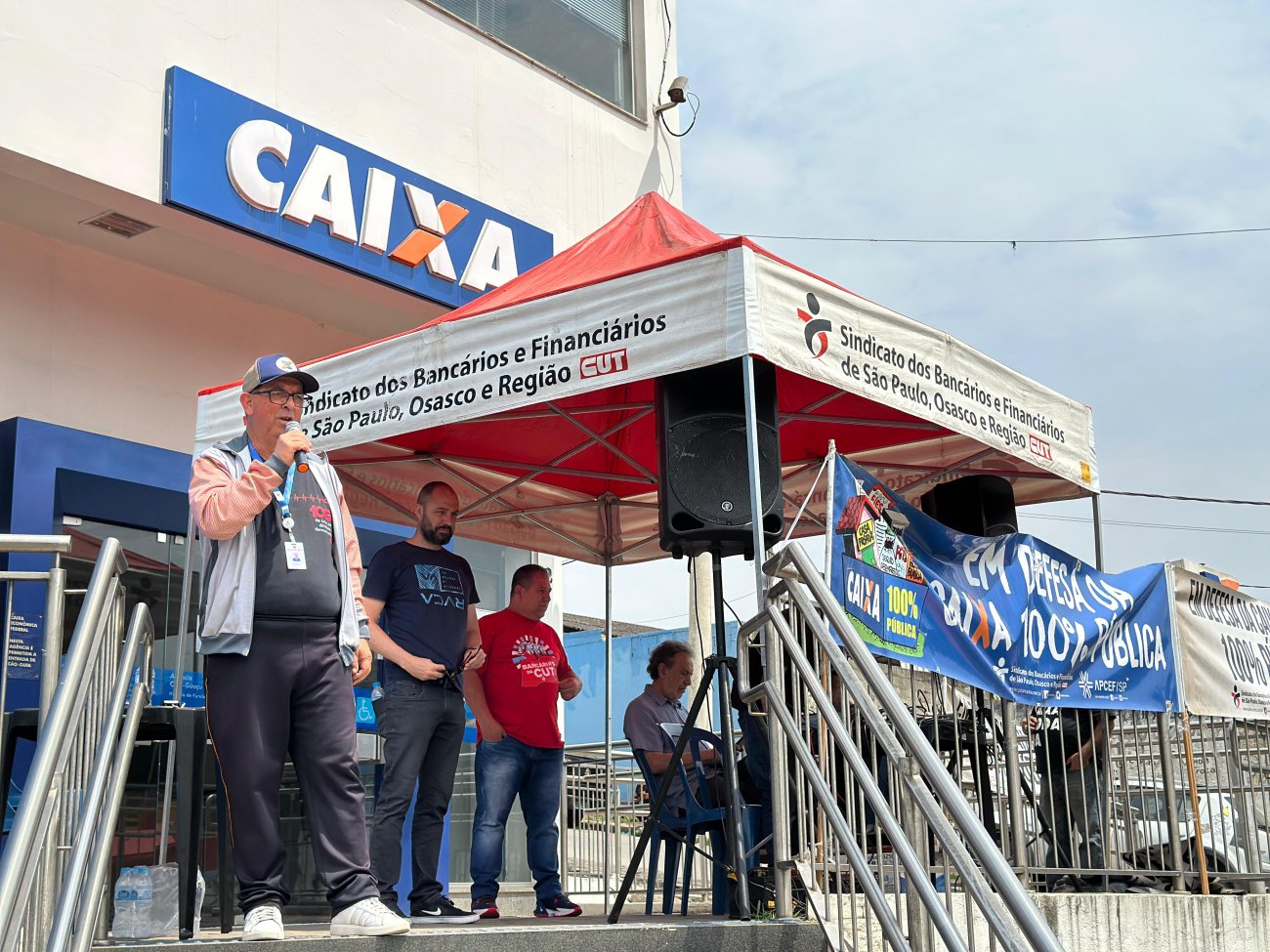 Imagem mostra protesto em frente à agencia da Caixa no Cipó-guaçu