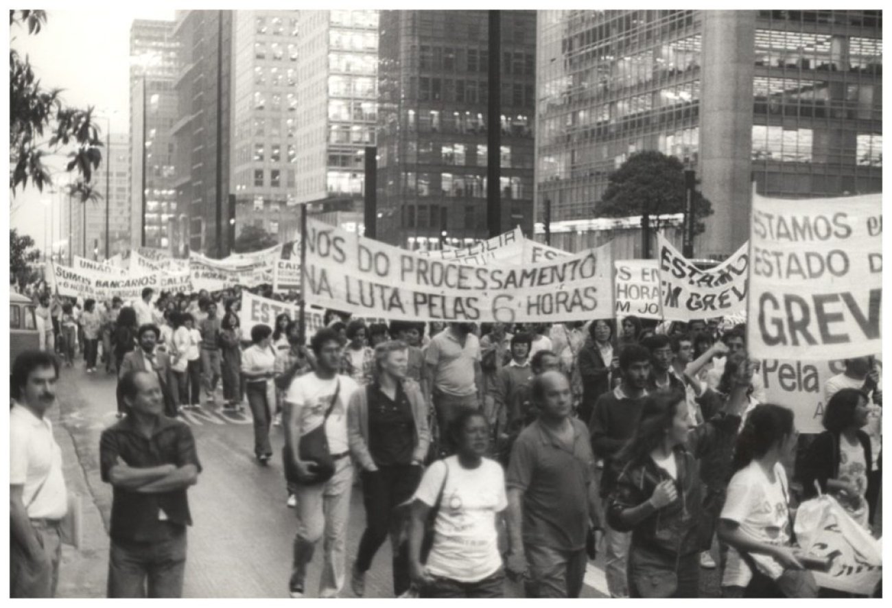 Fotografia mostra mobilização dos empregados da Caixa pela jornada das 6h