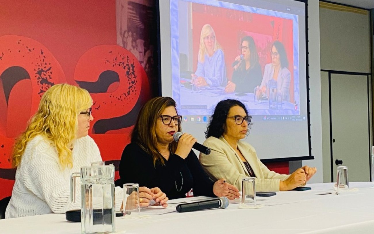 Valeska Pincovai, diretora executiva do Sindicato e coordenadora da COE Itaú; Neiva Ribeiro, presidenta do Sindicato e coordenadora do Comando Nacional dos Bancários; e Aline Molina, diretora executiva do Sindicato e presidenta da Fetec-CUT/SP (Foto: Seeb-SP) Valeska Pincovai, diretora executiva do Sindicato e coordenadora da COE Itaú; Neiva Ribeiro, presidenta do Sindicato e coordenadora do Comando Nacional dos Bancários; e Aline Molina, diretora executiva do Sindicato e presidenta da Fetec-CUT/SP (Foto: Seeb-SP)