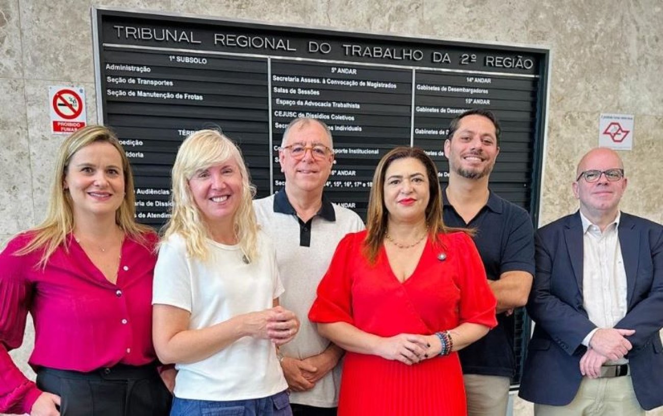 (Foto: Seeb-SP) Da esquerda para direita: Cynthia Valente, assessora jurídica do Sindicato; Valeska Pinkovai, Sérgio Francisco e Maikon Azzi, dirigentes do Itaú; a presidenta Neiva Ribeiro; e Jefferson de Oliveira; assessor jurídico da Contraf-CUT (Foto: Seeb-SP)