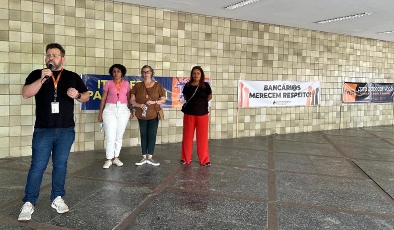Imagem mostra dirigentes sindicais protestando no Centro Empresarial Itaú Conceição