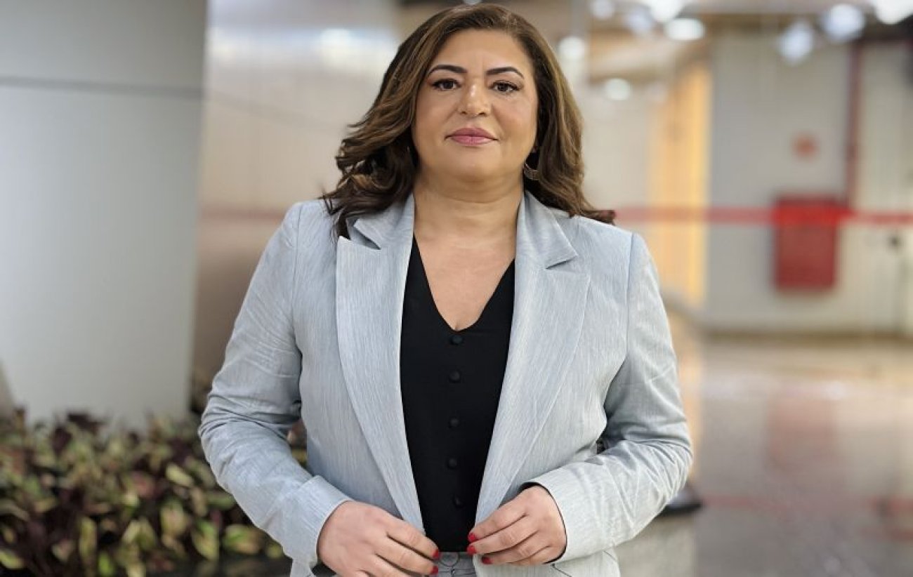 Foto: Seeb-SP Neiva Ribeiro, presidenta do Sindicato, veste blazer cinza e blusa preta