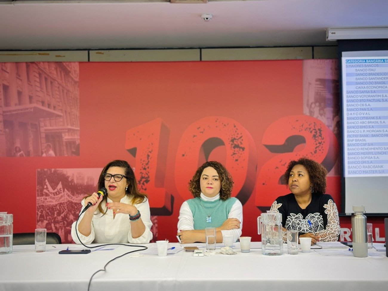 Imagem mostra Neiva Ribeiro, Lucimara Malaquias e Ana Marta Lima, respectivamente presidenta, secretária-geral e secretária de estudos sócio-econômicos do Sindicato