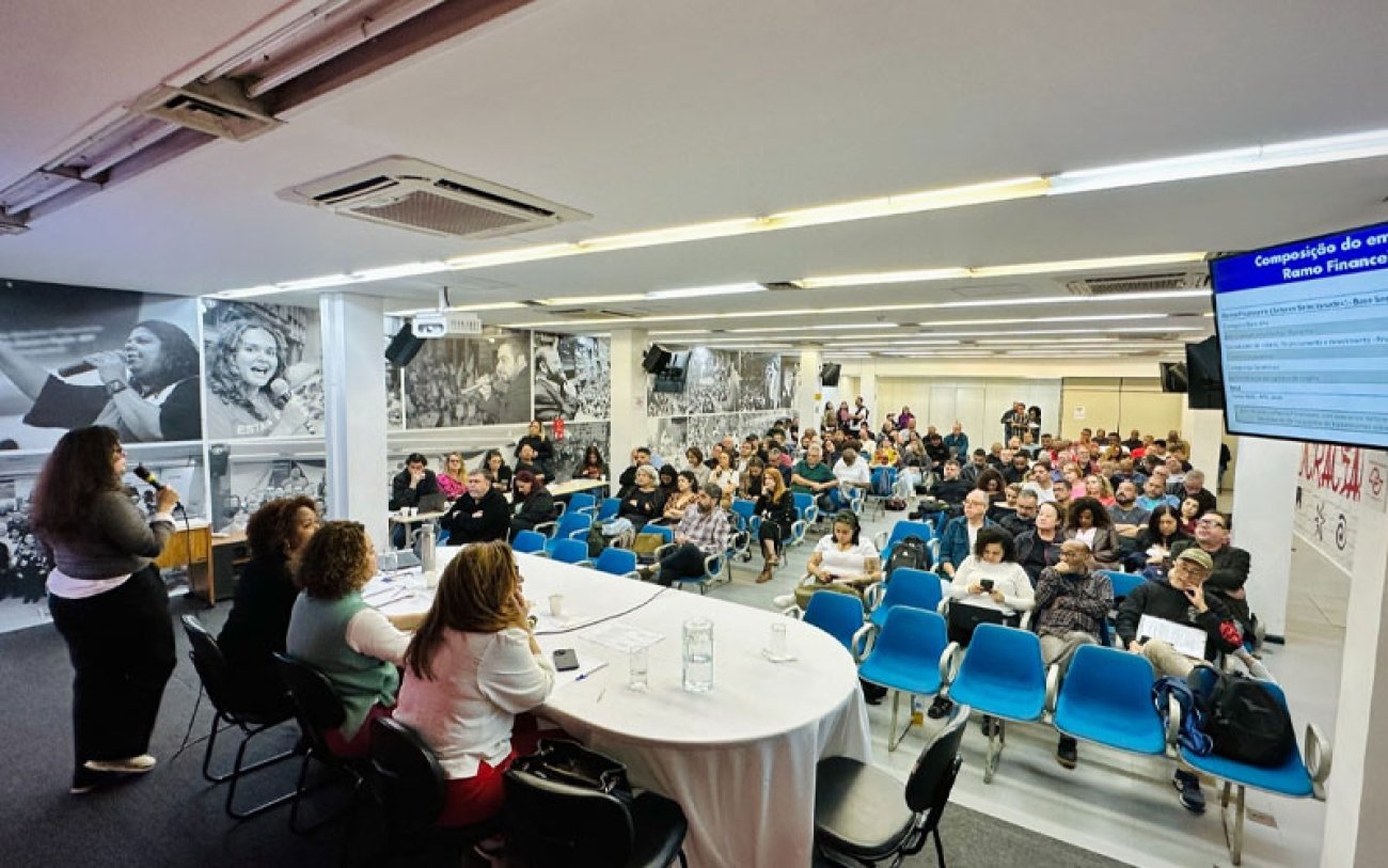 Imagem mostra auditório cheio durante seminário do ramo financeiro