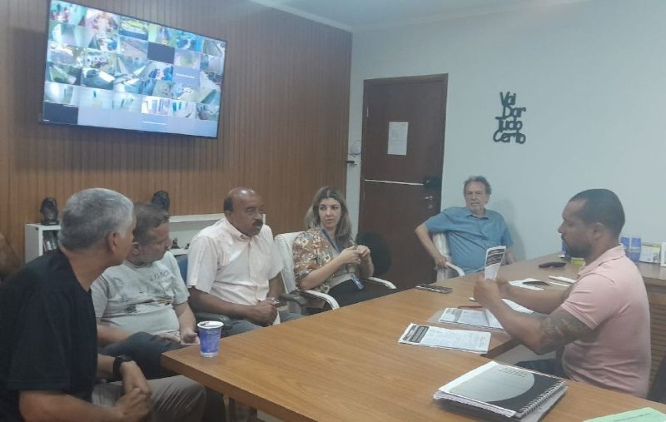 Reunião com o prefeito de Embu-Guaçu sobre o fechamento de agência da Caixa no distrito de Cipó-Guaçu (Foto: Seeb-SP) Reunião com o prefeito de Embu-Guaçu sobre o fechamento de agência da Caixa no distrito de Cipó-Guaçu (Foto: Seeb-SP)