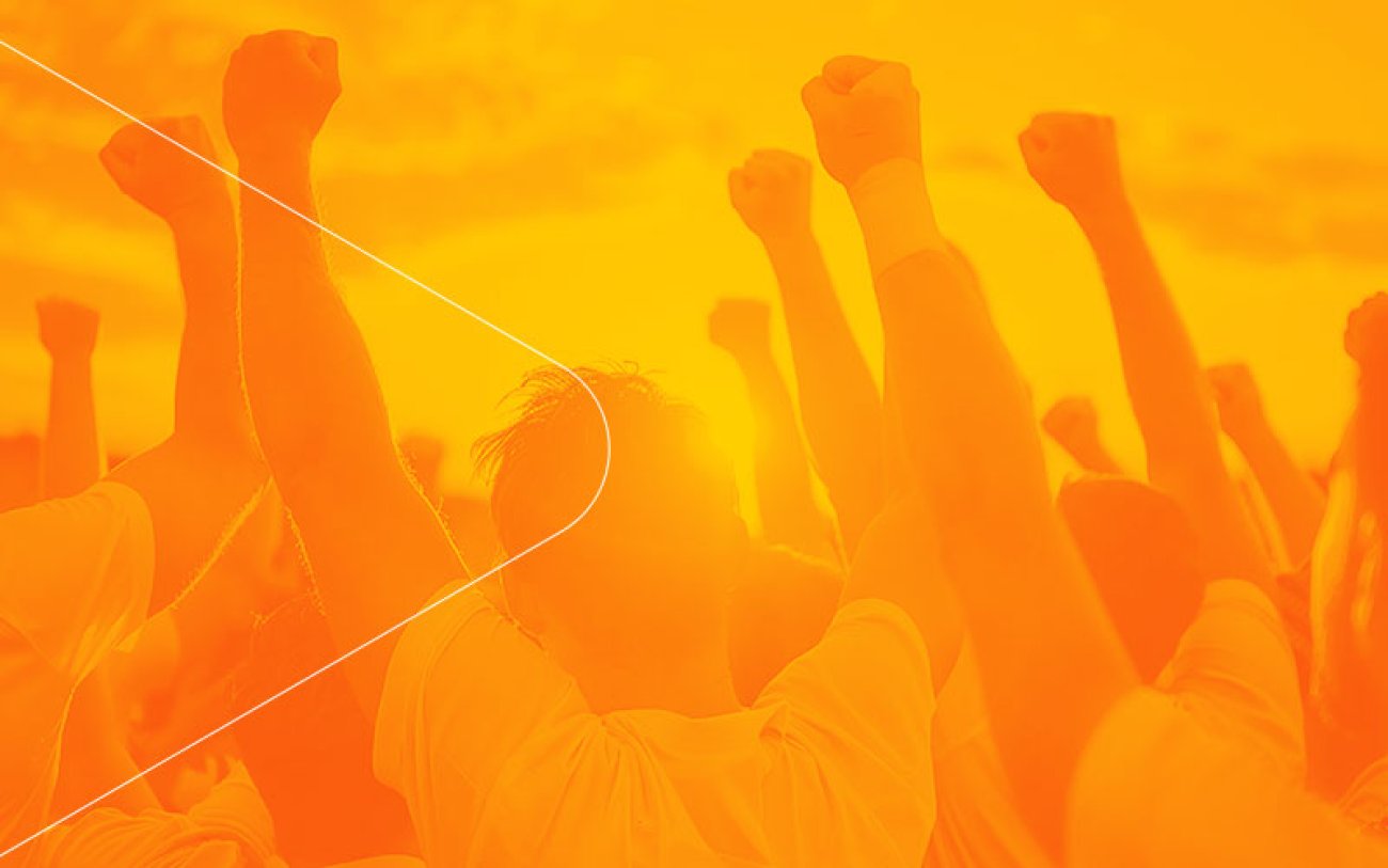 Imagem na cor laranja mostra pessoas com braços erguidos
