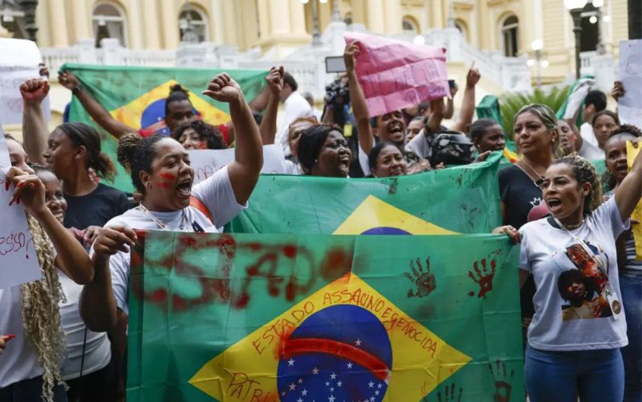 Moradores do Alemão e da Penha protestam contra mortes em operação (FOTO: Fernando Frazão/Agência Brasil) Moradores do Alemão e da Penha protestam contra mortes em operação (FOTO: Fernando Frazão/Agência Brasil)