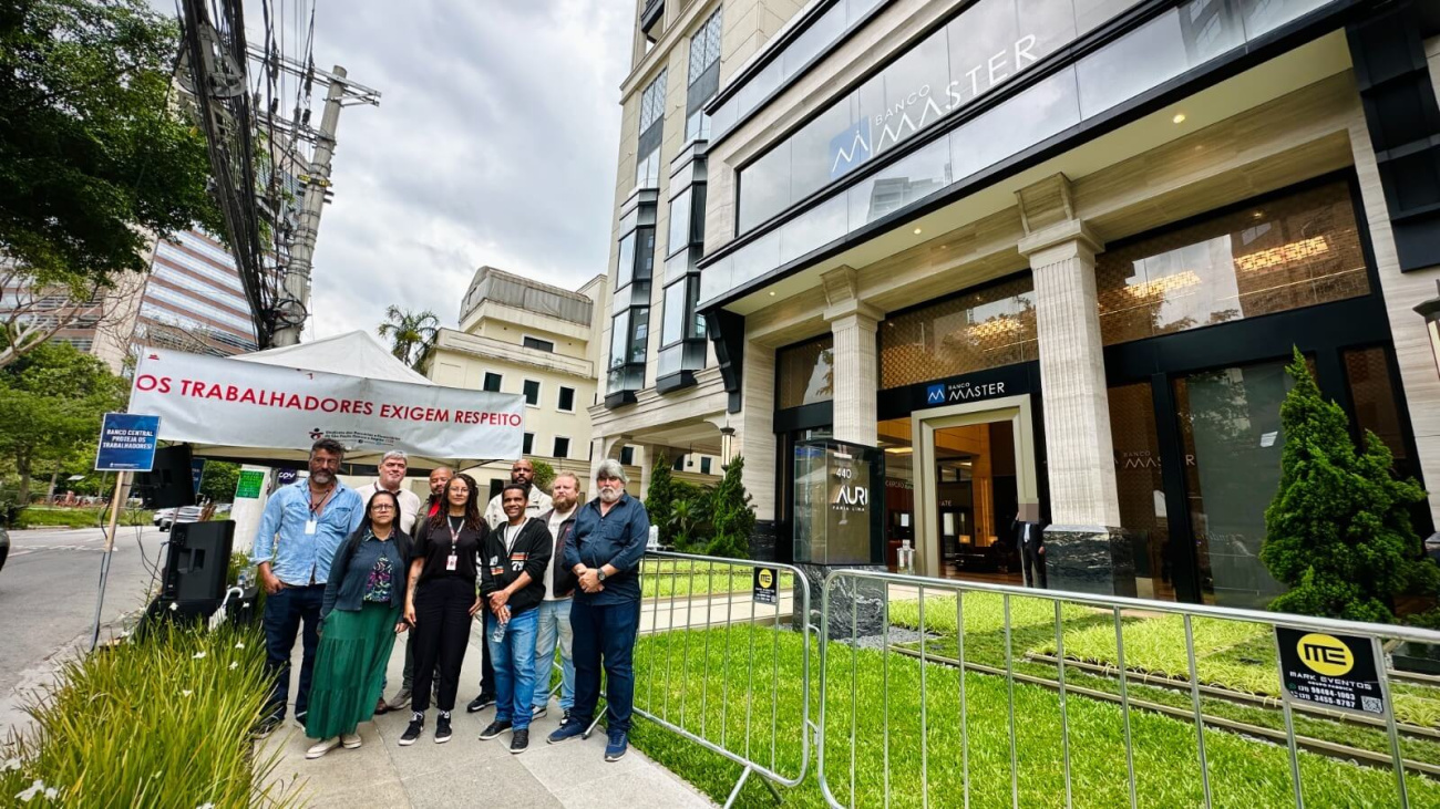 Ainda na manhã desta segunda-feira (24), dirigentes do Sindicato estiveram em frente à sede do Banco Master, em São Paulo