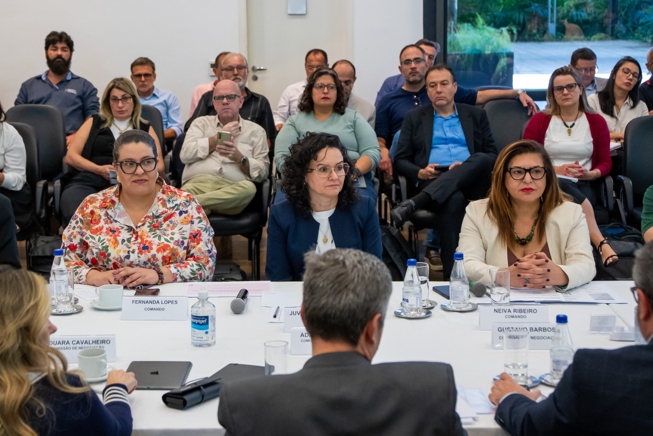 Mesa de negociação com a Fenaban (Foto: Seeb-SP)