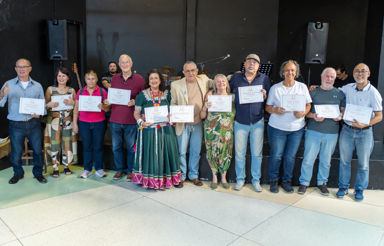 Pessoas em pé com papel na mão