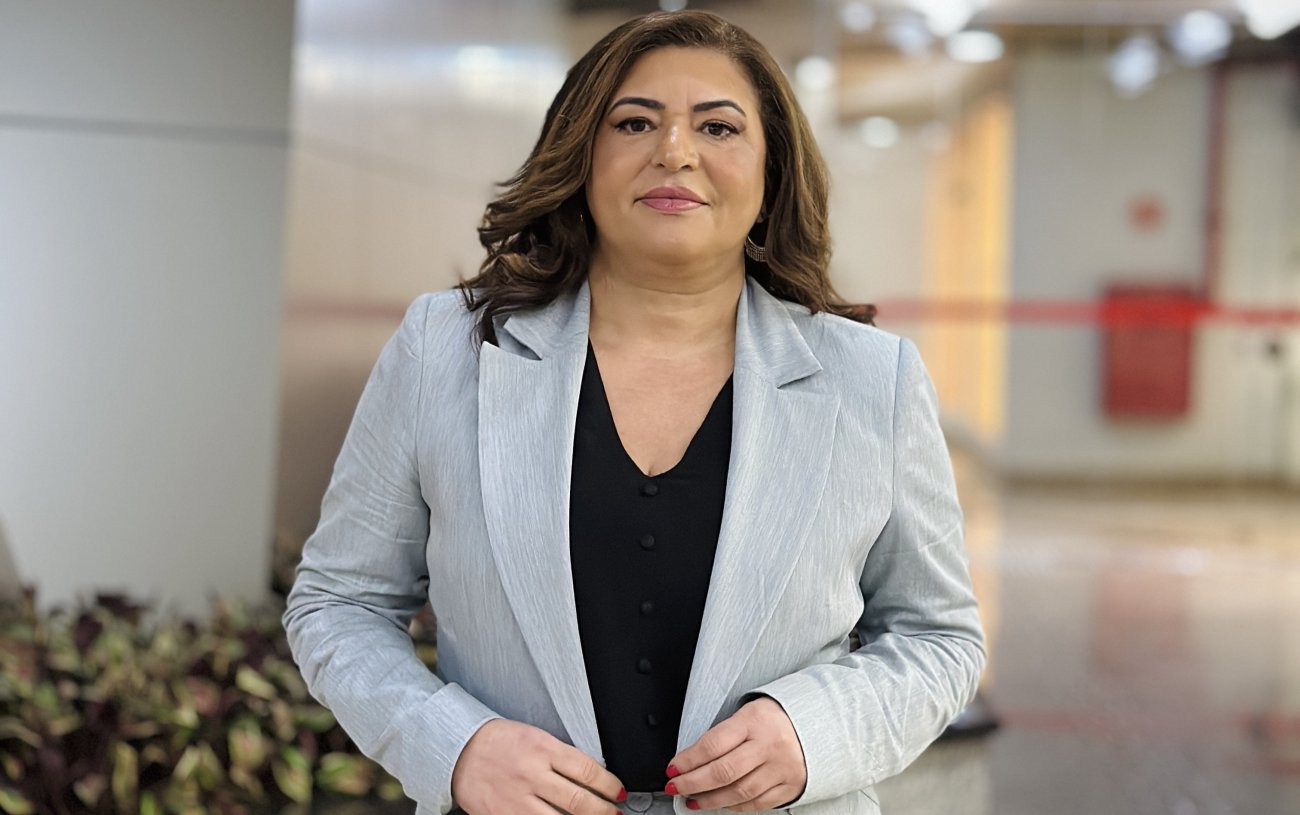 Neiva Ribeiro, presidenta do Sindicato, veste um casaco cinza e uma blusa preta (Foto: Seeb-SP)