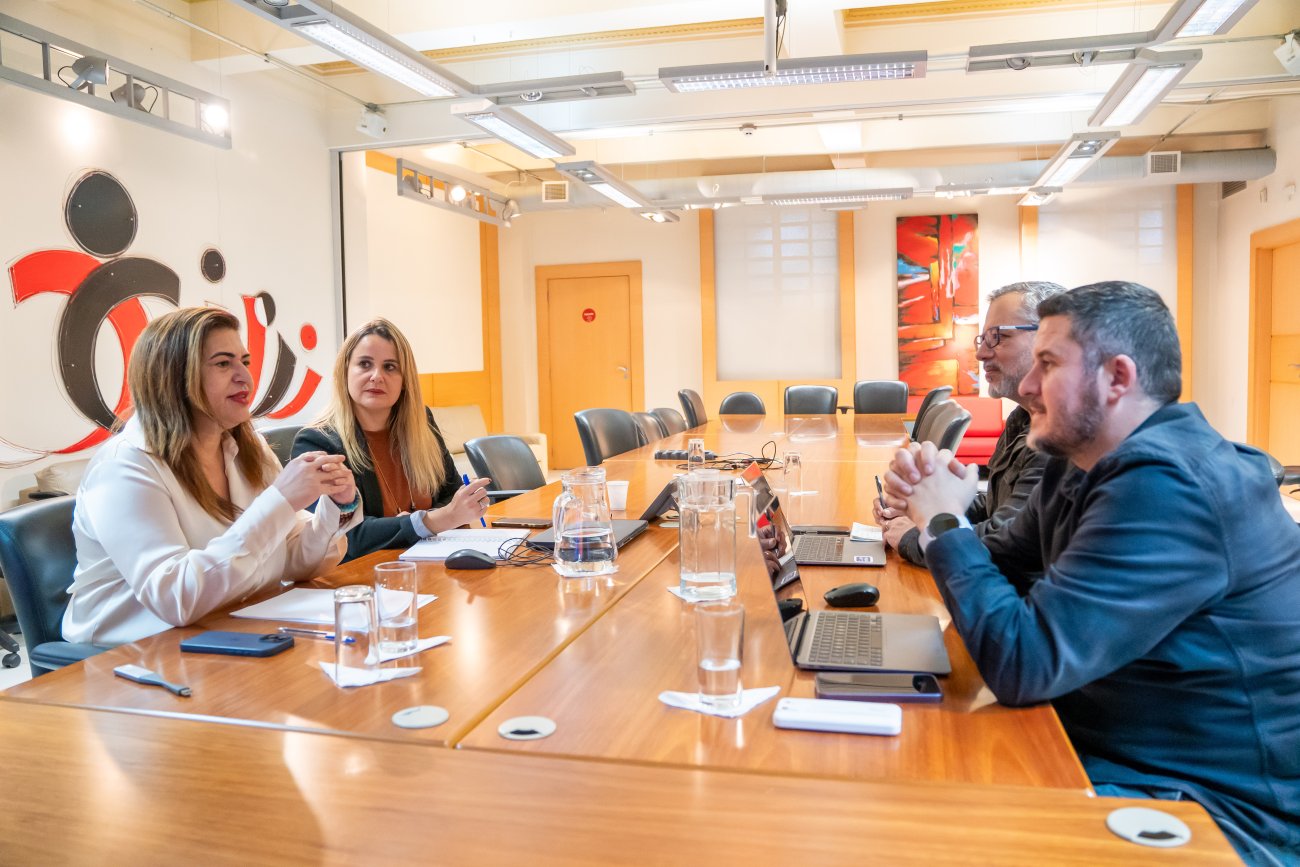 Dirigentes e representantes do Nubank em reunião