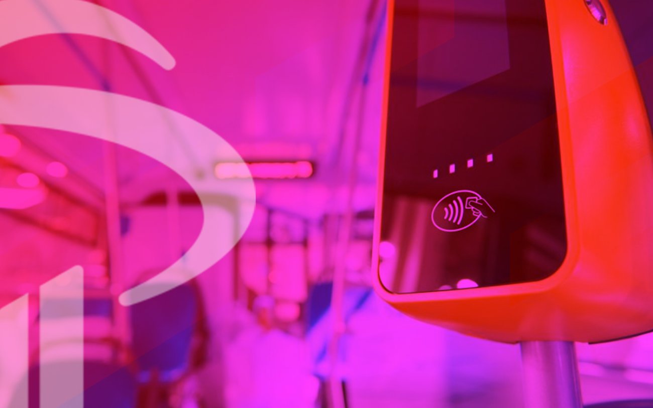 Imagem composta do logo do bradesco ao lado de uma máquina leitora de vale-transporte