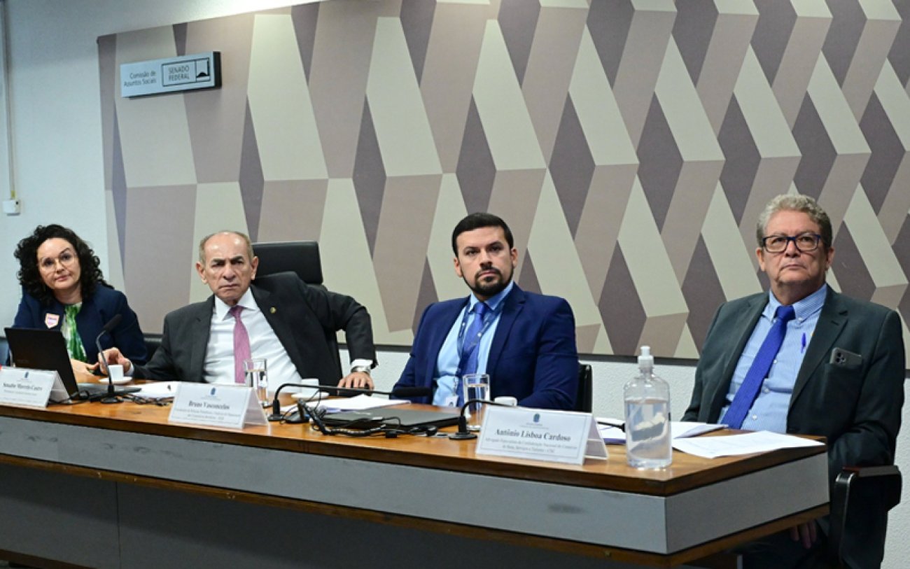Imagem mostra presidente da Confederação Nacional dos Trabalhadores do Ramo Financeiro (Contraf), Juvandia Moreira; presidente da CAS, senador Marcelo Castro (MDB-PI); coordenador de Relações Trabalhistas e Sindicais da Organização das Cooperativas Brasileiras (OCB), Bruno Vasconcelos; advogado especialista da Confederação Nacional do Comércio de Bens, Serviços e Turismo (CNC), Antônio Lisboa Cardoso