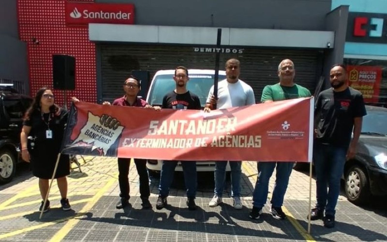 Protesto em agência do Santander no Capão Redondo (Foto: Seeb-SP)
