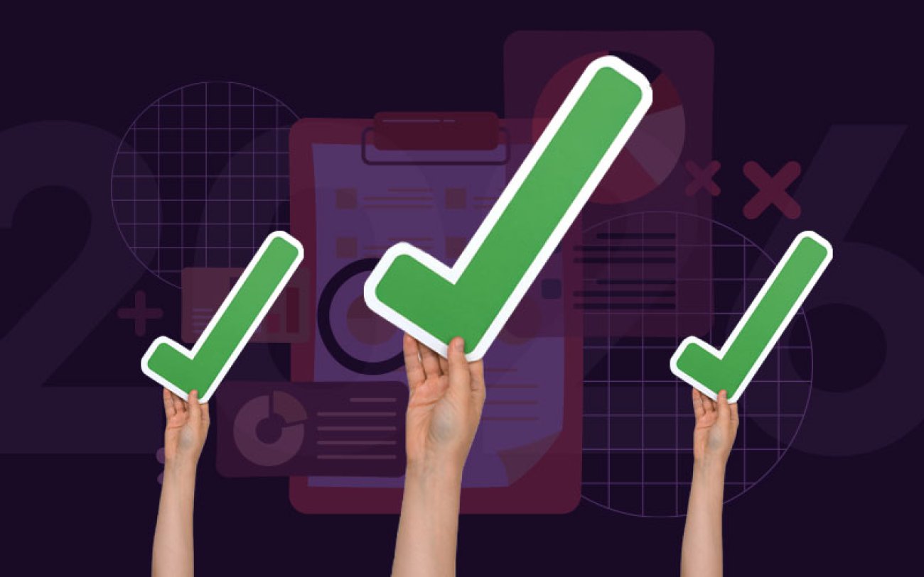 Imagem em desenho composta de três braços erguidos, cada um segurando um sinal de "check". a imagem tem fundo escuro