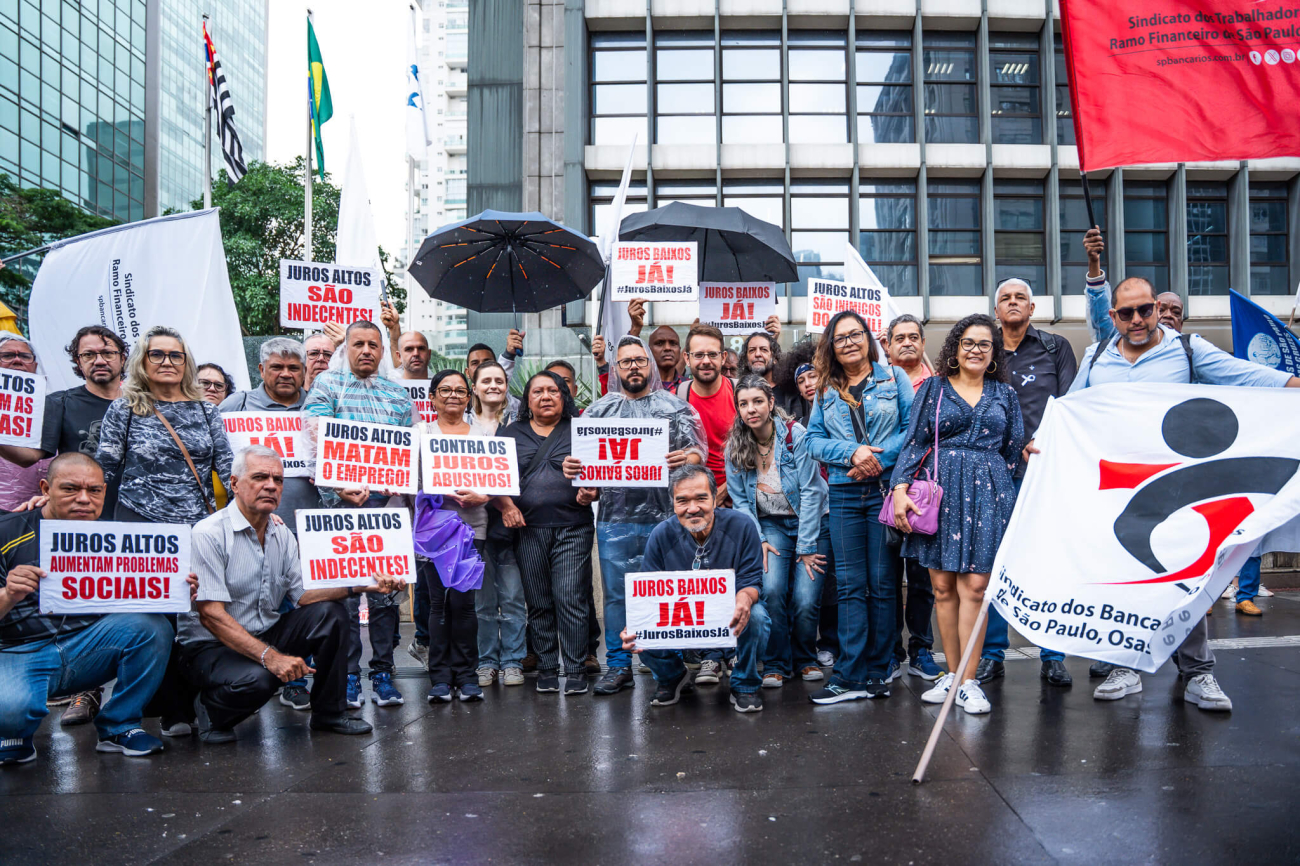 Bancários protestam em frente ao BC contra a Selic alta (Foto: Seeb-SP)