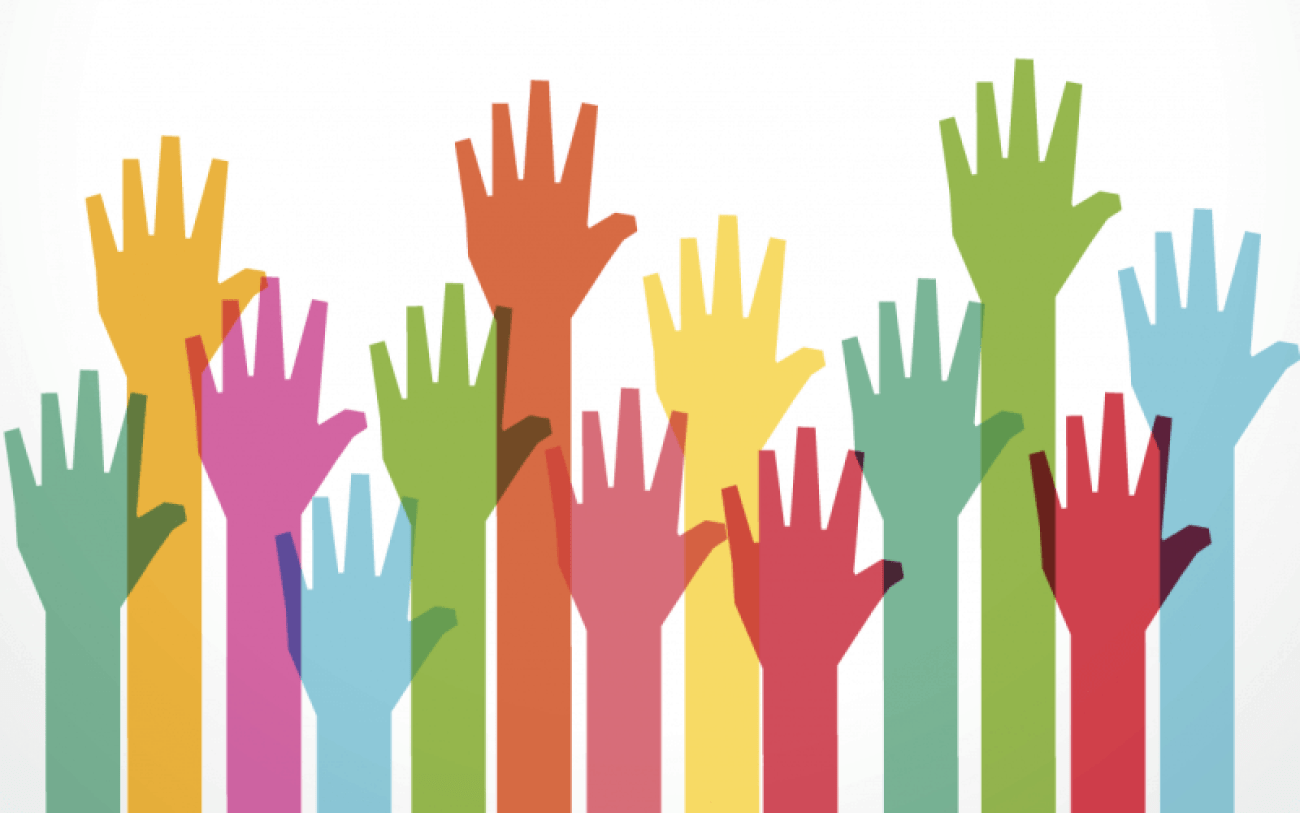 Imagem em desenho composta de diversos braços erguidos com as palmas abertas, cada um de uma cor