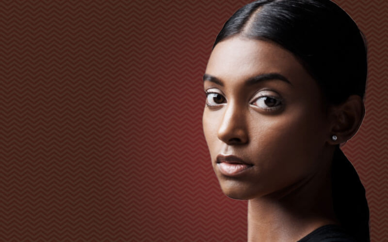 Imagem da Campanha "vendeu/recebeu", composta de uma  mulher com pele morena diante de um fundo marrom