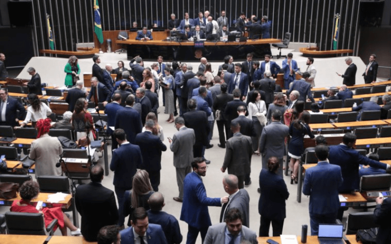 Deputados na sessão do Plenário de terça-feira, dia 16/12 (FOTO: Marina Ramos/Câmara dos Deputados)
