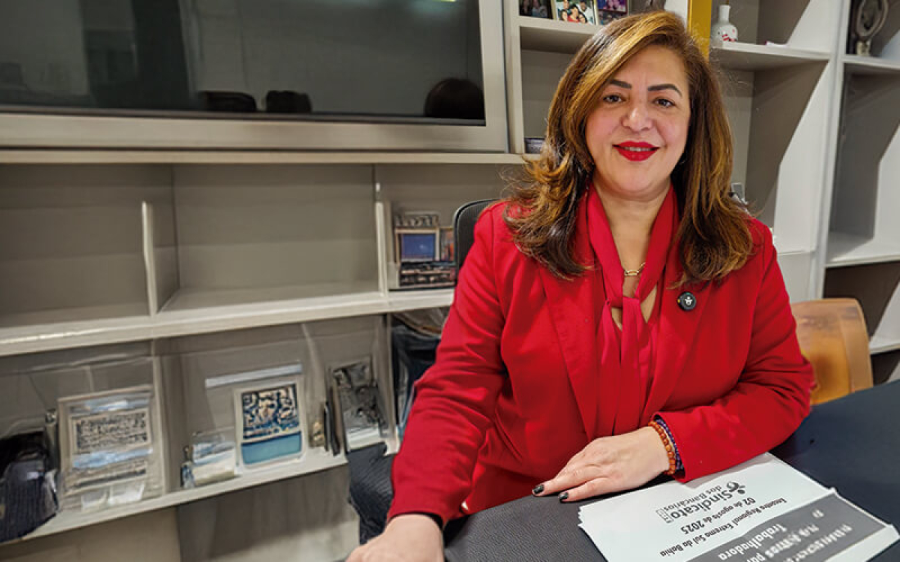 Neiva Ribeiro, presidenta do Sindicato dos Bancários, veste camisa vermelha (Foto: Seeb-SP)