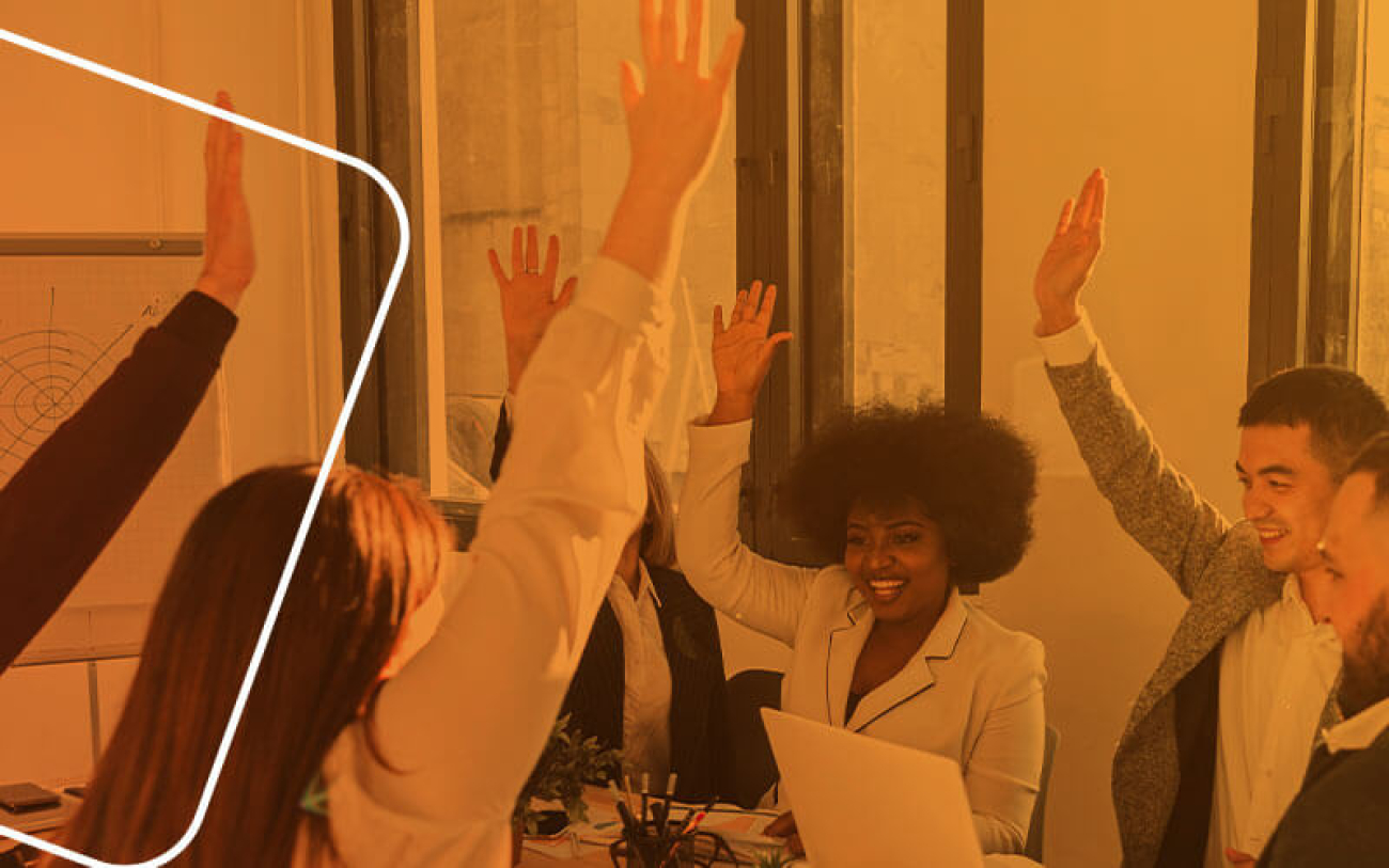 Arte mostra pessoas levantando o braço, simbolizando votos