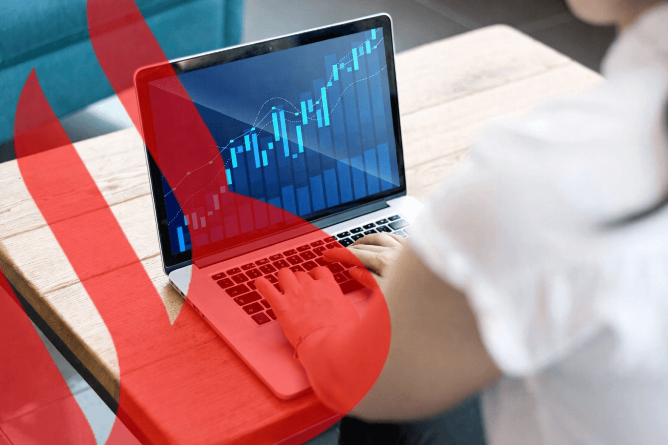 Imagem de uma pessoa analisando um gráfico na tela de um laptop, com o logo do Santander estilizado em primeiro plano (Imagem: Reprodução/Contraf-CUT)