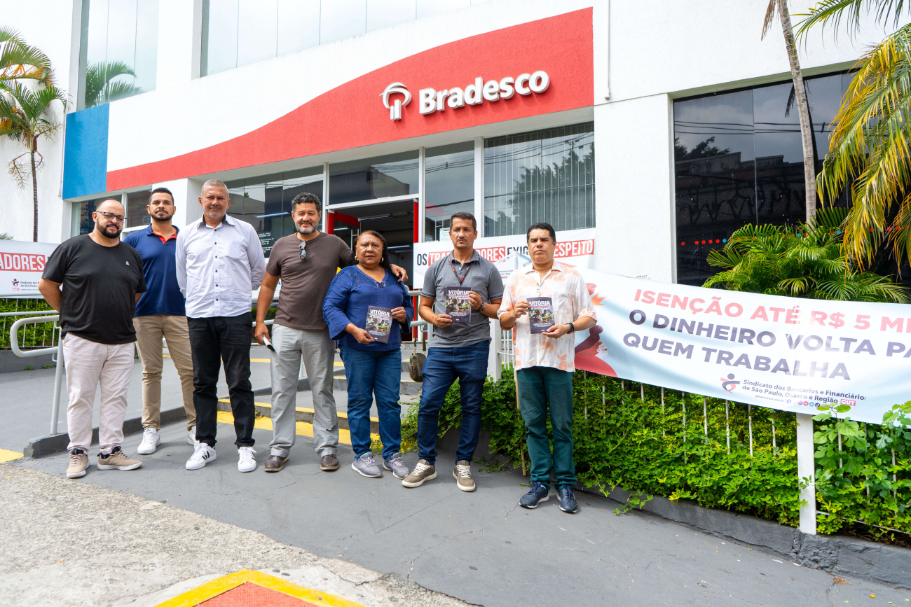 Dirigentes sindicais posam em frente a uma agência do Bradesco